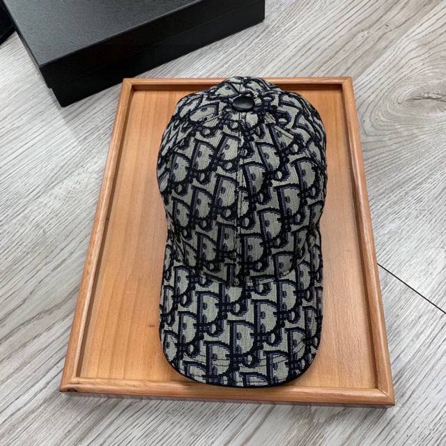 ￥ P80。D家。老花款 超A品质 最新款！时尚潮流，高端做工！每一个帽子都是用心之作！牛津材质！头层牛皮！配盒子、防尘袋、非一般的品质，细节也很重要。真皮帽钉