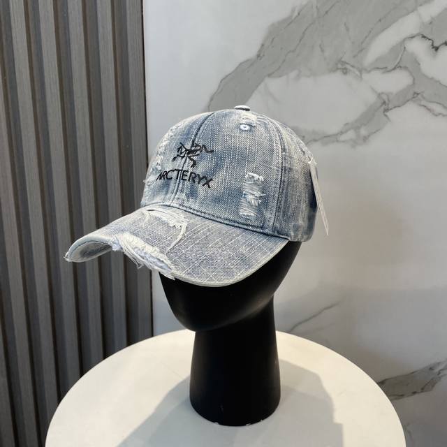 P50配防尘袋 始祖鸟 新款做旧破洞棒球帽，新款出货，大牌款超好搭配，赶紧入手！