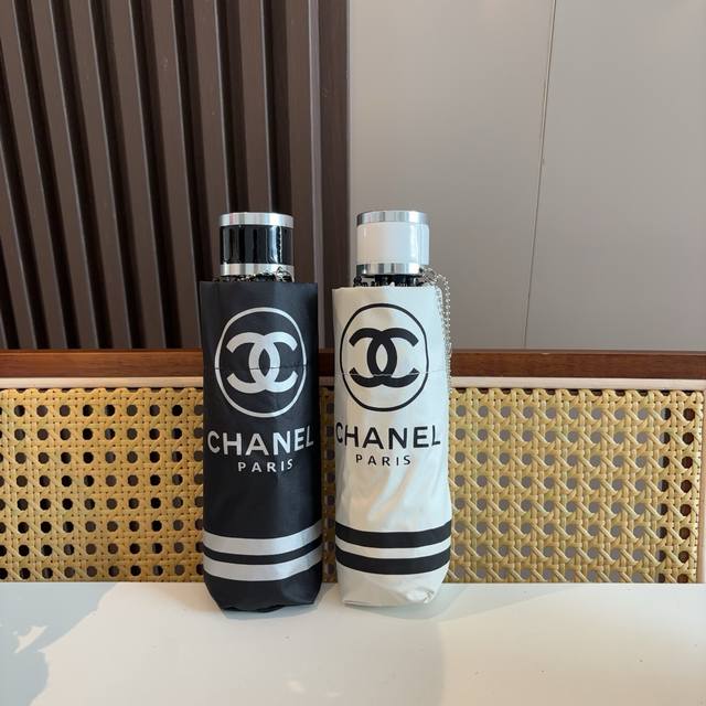 70 Chanel 香奈儿 五折手开折叠晴雨伞 集合香奈儿灵魂Logo为一体的设计风格高雅奢华 带在身上带来独特视觉效果 为伞而动，骄阳烈日下，有独家防晒科技！