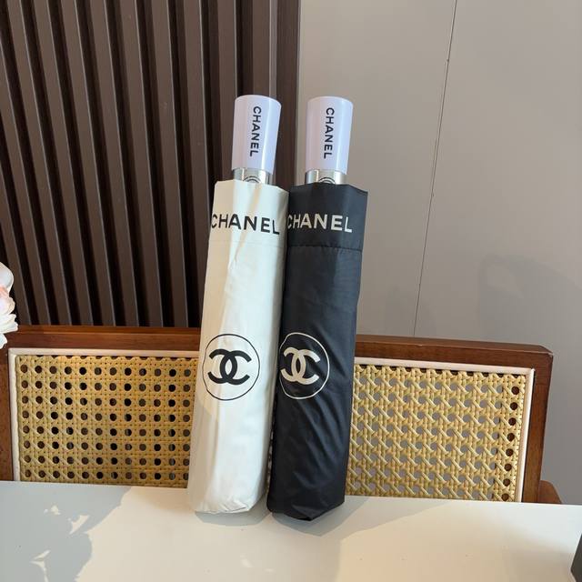 70 Chanel 香奈儿 飞机边 三折自动折叠晴雨伞 集合香奈儿灵魂Logo为一体的设计风格高雅奢华 带在身上带来独特视觉效果 为伞而动，骄阳烈日下，有独家防