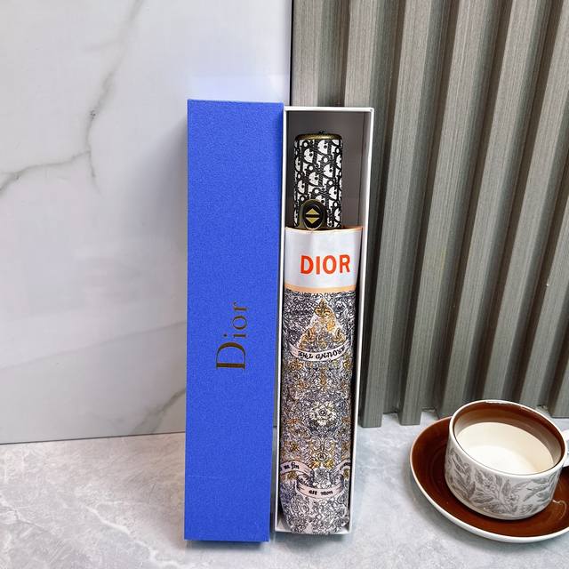 P70 迪奥Dior 2025夏季新款 全自动折叠晴雨伞 黑色涂层防晒有效阻隔紫外线99%，Upf 50 所以能起到伞下体感降温的效果！ 有效隔热，高效防晒 一