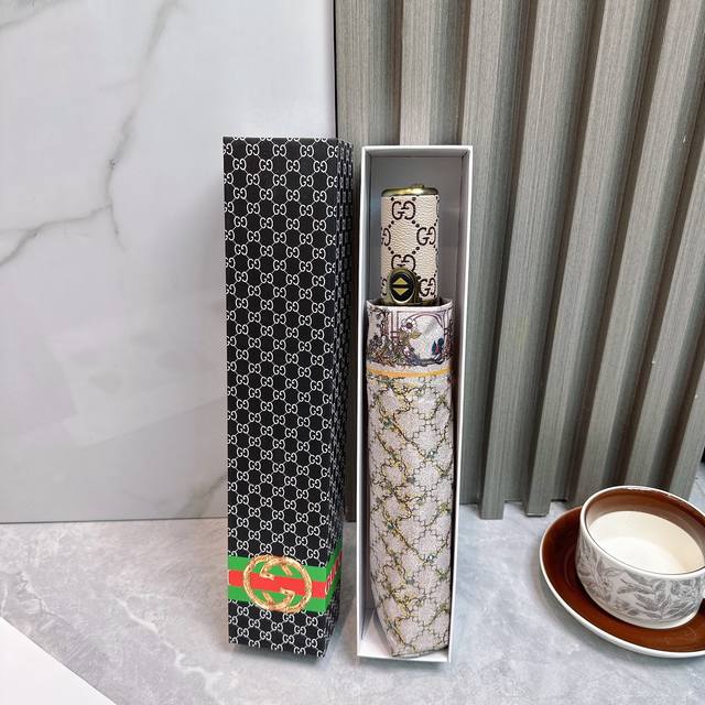 P70 古驰Gucci 2025夏季新款 全自动折叠晴雨伞 黑色涂层防晒有效阻隔紫外线99%，Upf 50 所以能起到伞下体感降温的效果！ 有效隔热，高效防晒
