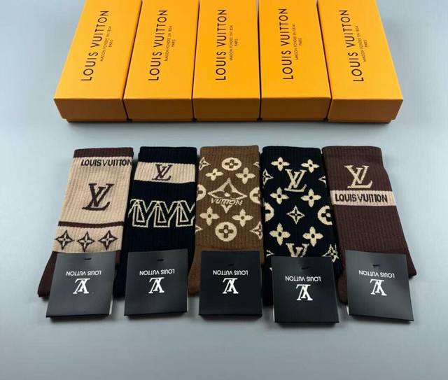 特 P50 Louis Vuitton 路易威登驴家新品高筒袜子 一盒五双 纯棉材质，提花经典标志，柔软舒适透气，提花经典标志，炒鸡Nice的款式大牌出街，潮人