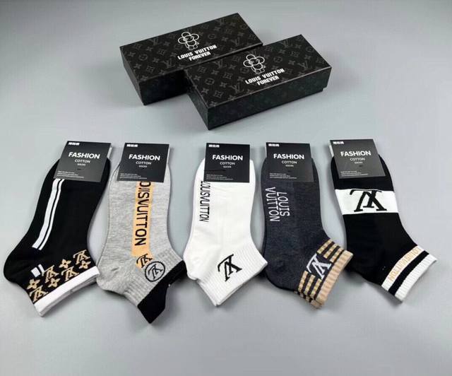特 P50 Louis Vuitton 路易威登大驴家新品男款袜子 一盒五双 纯棉材质，柔软舒适，提花经典图案标志，炒鸡好看大牌出街，潮人必备超好搭