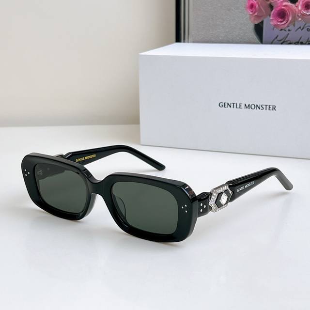 P140 Gentle Monste* Model：Phantom Size：53口21-145 新品天使之眼