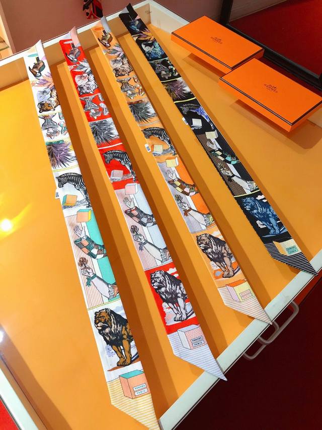 P60Phms2236 爱马仕 新型大剧院 丝带 以野生動物作為畫面的主角，包括來自異域的動植物、熱門行業、歷史事件、寓言和傳說，以及謎語等。展現令人讚嘆的巧思