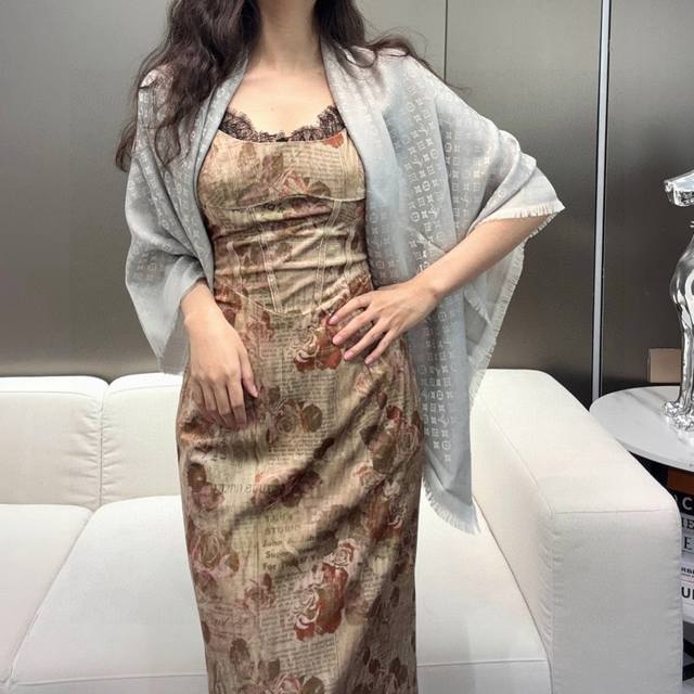 210 Lv新鲜出炉的超赞小披肩~！ 披肩尺寸是少有的120Cm*120Cm，小字母老花的设计，真的超级心水，尺寸设计都刚刚好的感觉，高级的特别有氛围感！！重点