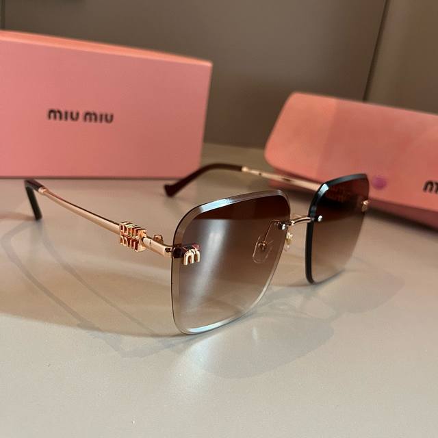 100￥P 缪缪Miumiu新款太阳镜，高级感无框太阳镜女款防紫外线开车专用大脸显瘦连体眼镜