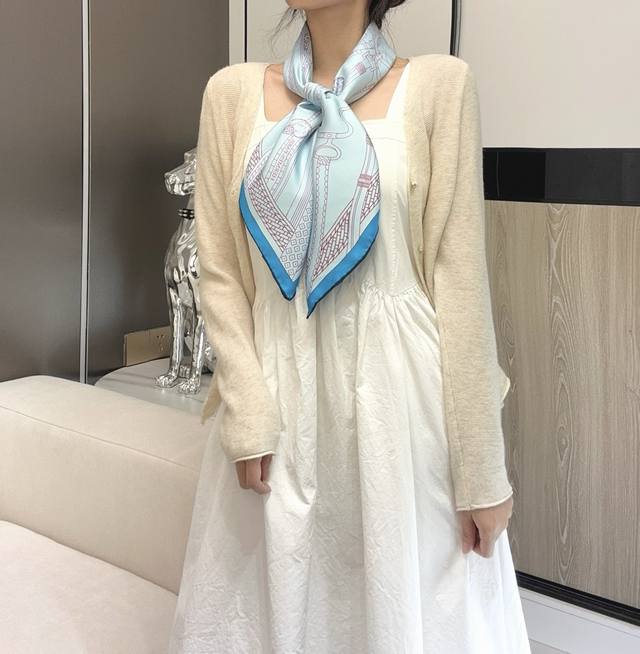 230 “马镫竞赛混搭”90双面方巾 18Mm顶级真丝双面同色丝巾 手工卷边斜纹真丝双面方巾 100%桑蚕丝 。 探索这款别具一格、双面可戴的两用方巾。通过创新