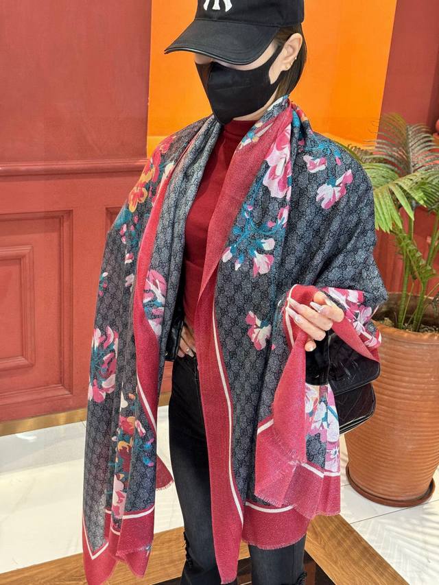 P250 Gucci花卉羊绒围巾~超级抬气色！高级女人味！ 羊绒围巾也能这么美！！！Gucci这款双面花卉羊绒围巾真的好高级！招牌的花卉花色搭配服饰很显品味！！