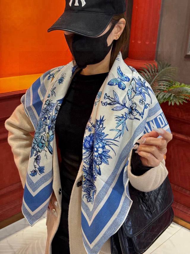 P250双面同色原单迪奥Mexico茹伊印花 方巾，方巾将蝴蝶和传统墨西哥花朵巧妙融合，突显绚烂缤纷的效果。采用真丝羊绒面料精心制作，双面设计搭配手工卷边，饰以