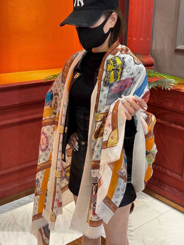 P220 真心赞驴家 L链条箱包花纹银丝长巾 印花羊绒长巾，2025新款方巾来撷Nouficel 胶囊系列的澳雅色彩，续写Mixand Srop主题铁事。Mon