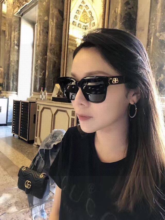 P100 Balencia巴黎世家 正品是单边镜腿Logo 但这款的工艺水准还是很高的，镜腿大B的Logo，独创呼吸网眼纹路设计~时髦又个性 巴黎世家潮流时尚界