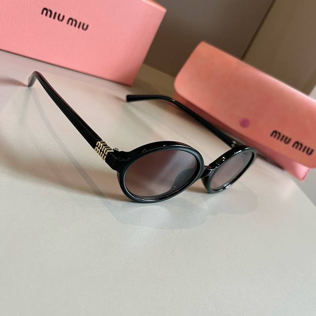 90￥P 造型利器 Miumiu新款复古小椭圆框墨镜复古小椭圆框。时髦有型 造型利器 镜框和镜腿的设计线条感很强侧面镂空字母Logo增添了精致感