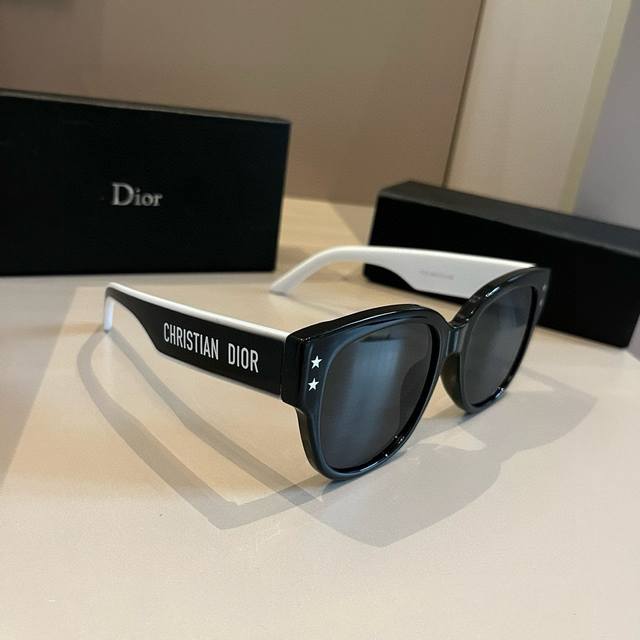 100￥P 墨镜脑袋冲Dior迪奥高级麻了啦 适合所有女生入手的搭配王者 Dior Diorpacific S1U时髦在线的矩形窄框 整体是很高级的蓝白配色镜框