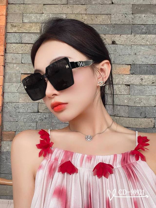 P80 . 爱马仕-Hermes . 宝丽来树脂偏光镜片 . Tr90镜架轻便佩戴舒适 . Size：59-13-147， . 新款太阳镜减轻强光负担，遮挡有害