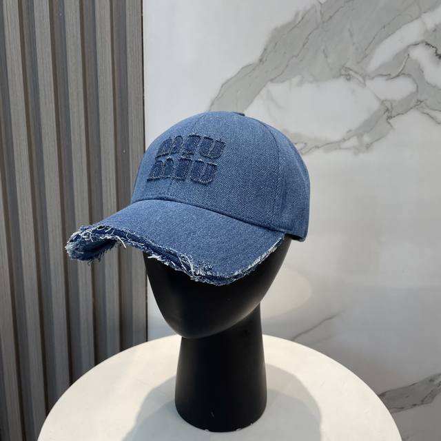 P50 Miu Miu 缪缪 新款牛仔棒球帽 男女同款 帽围自由调节带，采用纯棉牛仔面料打造,舒适透气，帽型很完美,圆弧形帽檐,弧度过度自然,帽型更挺括，显得脸