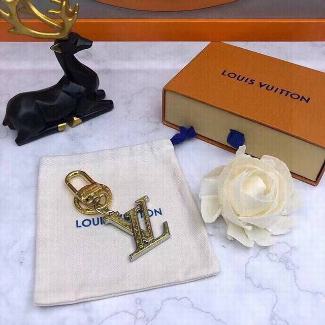 80元配图片原版包装 Louis Vuitton官网M69974 Lv Chromatic包饰与钥匙扣。 Lv Chromatic包饰与钥匙扣续写春夏系列设计，