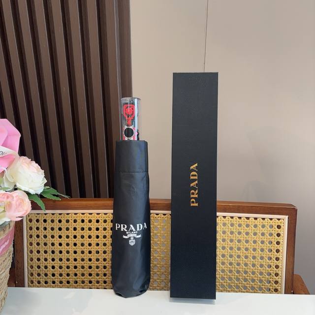 80 Prada 普拉达 素色系列 奢华时尚单品 原单代工级品质 选用铝合金+玻纤 抗风雨性能佳 一键自动收开 简单方便 展现档次与品位 新涂层技术深色伞布 带