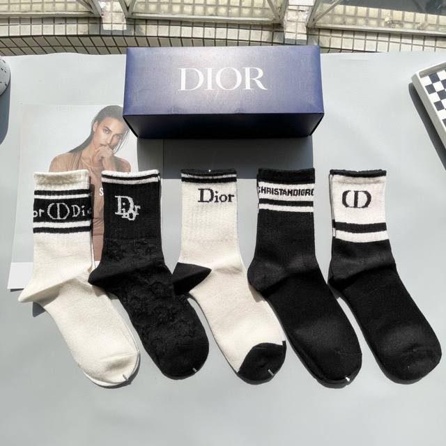 P70 一盒五双 Dior迪奥高版本 ～好看到爆袜子羊绒袜，超软糯潮人必不能少的Dior专柜代购品质 中筒袜子 ，搭配起来超高逼格 时髦度爆表啊啊啊啊～～推荐推