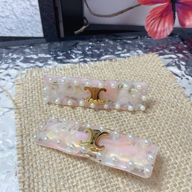 P70 Celine塞林 Celine发夹 亚克力 订珠边 Logo日常精致小单品 气质百搭小仙女必入单品 名媛风十足～宝藏款 闭眼入推荐款 一对
