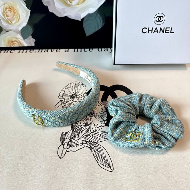 特 P80 两件套 配专柜包装 Chanel 香奈儿 最新爆款来啦小香风两件套发箍发圈 优雅的Girl值得入手 非常好搭配 气质有品位 建议两个一齐佩戴 神奇的