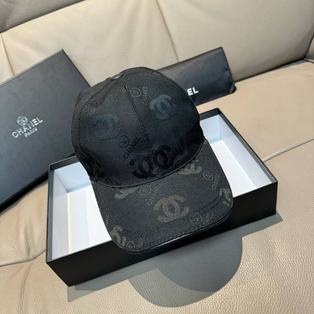 P80 配包装布袋，Chanel 香奈儿 经典原单棒球帽， 经典双C,专柜1:1开模订制，原版帆布料+头层牛皮，轻盈透气！质量超赞，基础头围56，贴片可调节。