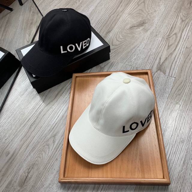 ￥ P80。G家。双侧刺绣-Loved 超A品质 最新款！时尚潮流，高端做工！每一个帽子都是用心之作！牛津材质！头层牛皮！配盒子、防尘袋、卡片！非一般的品质，细