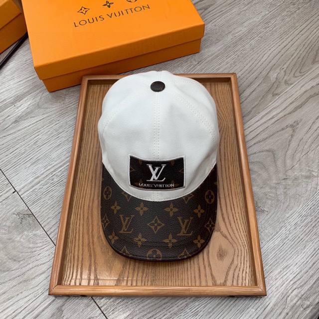 ￥ P80。L家。刺绣款 超A品质 最新款！时尚潮流，高端做工！每一个帽子都是用心之作！牛津材质！头层牛皮！配盒子、防尘袋、卡片！非一般的品质，细节也很重要。真