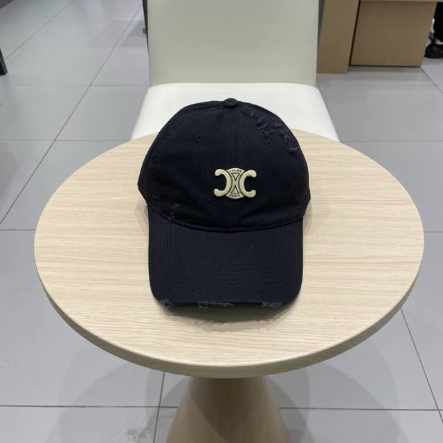 P80 Celine 塞琳 新款 棒球帽 Logo比较小一点 楦型 通通不一专柜热卖款轻盈透气 完美版型，原厂品质，独家实物拍摄，男女适用！