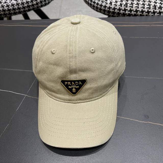 P60 普拉达Prada 经典三角标棒球帽颜色完美 帽型正点 简直谁戴都好看质量超赞 时尚百搭