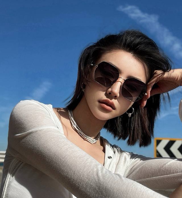 P100 新品Chanel 香奈儿太阳镜以独特魅力和前卫风格诠释春夏最新眼镜，以方框设计两边经典小香珍珠做点缀，中梁金属质感超好佩带舒适 型号：Ch9905