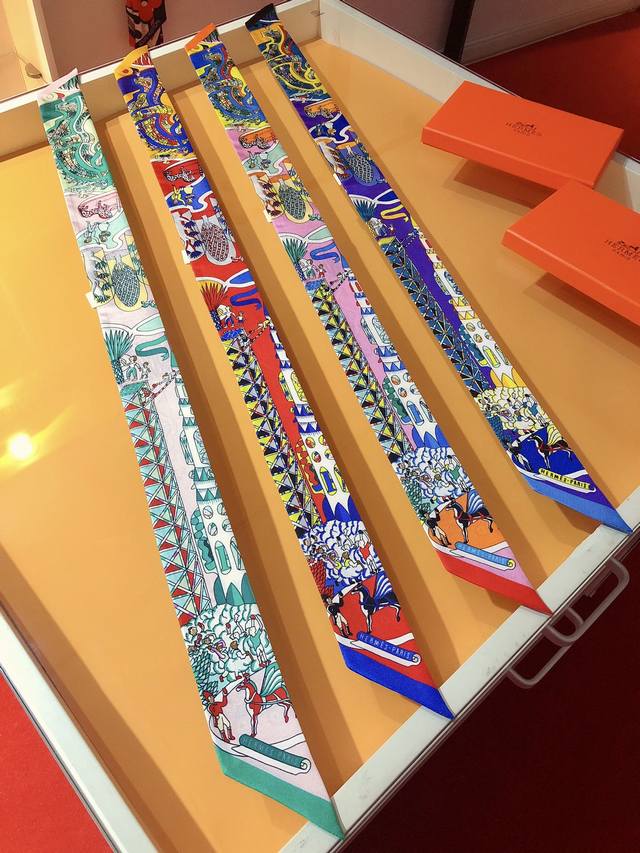 P60Phms20110 爱马仕新款Twilly 世界博览会 一场令人叹为观止的世界博览会。荒诞奇特的幽默元素，以及对历史传统的致敬，都呈现在这五彩缤纷的地图中