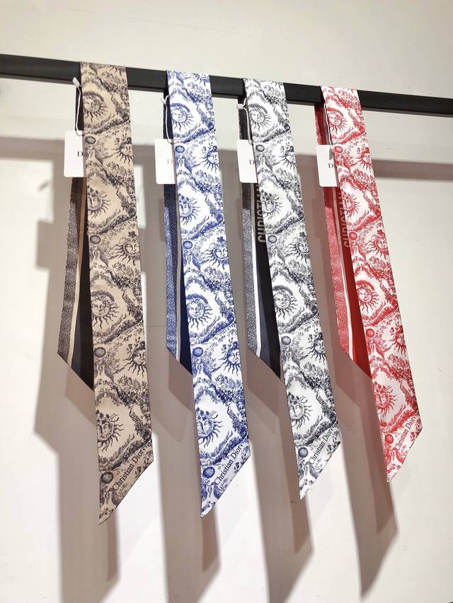 P70Pdo2419专柜同步 迪奥 Soleil 丝带 以本季特色 Soleil 茹伊印花全新演绎 Dior 经典图案，将太阳和月亮相融合，打造代表四季的花卉造