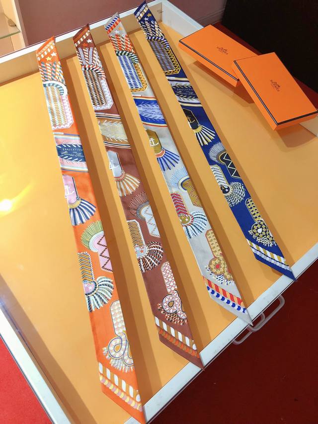 P60Phms23131 爱马仕 华丽肩章 Twilly小丝巾丝带既可绕于颈间，亦可缠于腕部、腰部，同样也可以搭配在心爱的包包上，让你的包包焕然一新 规格：5X