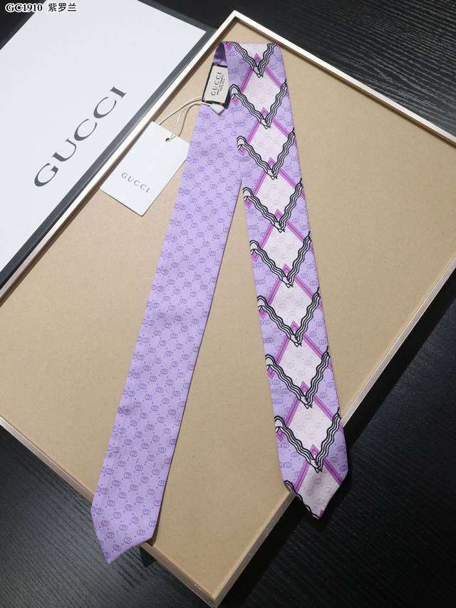 P50Pgc1910重磅古琦新品 灵蛇 菱形印花束发带！100%斜纹真丝材质，古琦钟爱的86Cm长度，有着随意造型的天然优势！点缀由灵蛇构成的菱形印花，与互扣式