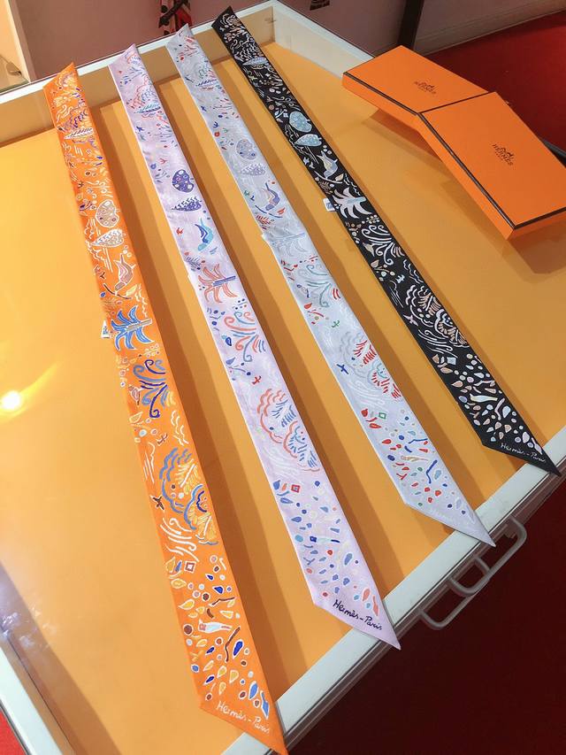 P60Phms2231 爱马仕 春日之岛 Twilly小丝巾 顶级斜纹真丝打造 超精细的印花非常清晰 绝对是送礼自用的首选丝带既可绕于颈间，亦可缠于腕部、腰部，