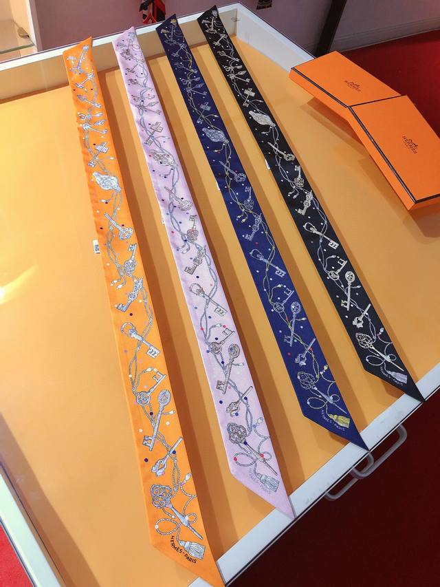P60Phms2230 爱马仕 圆点钥匙 Twilly小丝巾 顶级斜纹真丝打造 超精细的印花非常清晰 绝对是送礼自用的首选丝带既可绕于颈间，亦可缠于腕部、腰部，