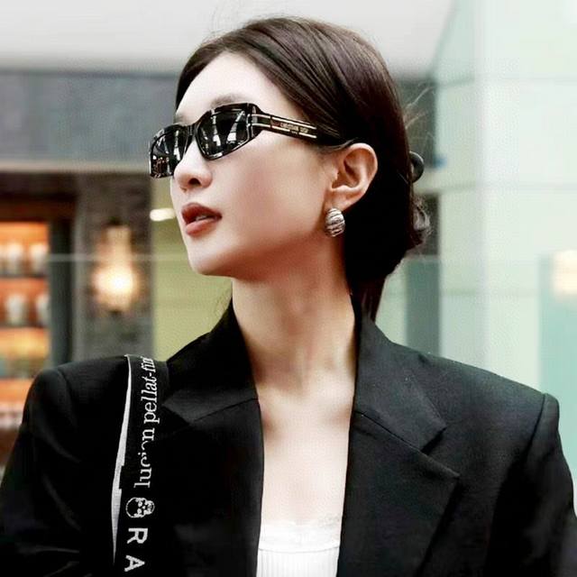 P100 Dior迪奥 2025新款 墨镜男女同款时尚潮流复古方框太阳镜 优雅时尚百搭 低长形轻盈纤细镜框Signature S9U