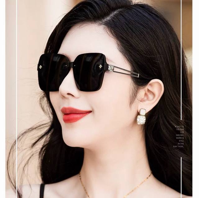 80香奈儿 Tr偏光系列 2025新款偏光太阳镜 款式多 。 经典的方框设计，不挑脸型，无论搭配大衣还是连衣裙都非常显气质 偏光镜片预防紫外线配2006