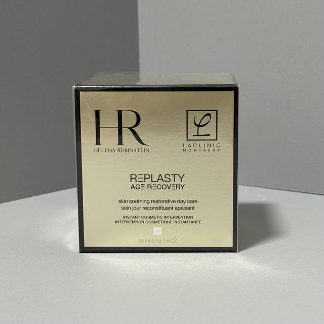 p90 新版Hr赫莲娜白绷带面霜50Ml/明通版实拍现货认准批号：40Xn3W对版对味2630最新版Hr赫莲娜白绷带面霜50Ml！属于“干预式”护肤系列，强效修