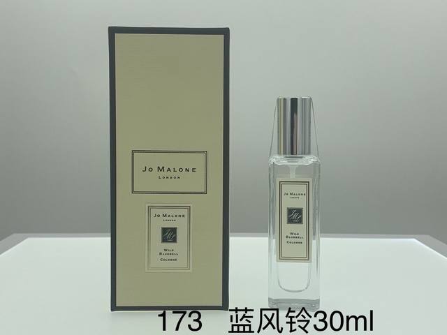 高品质/110 祖马龙经典款古龙香水30Ml！ 味道：蓝风铃，英国梨与小苍兰，鼠尾草与海盐，黑莓，青柠，橙花，杏桃花与蜂蜜，牡丹与胭红麂绒。
