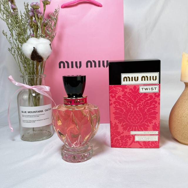 高品质/130 miumiu五代粉黛浓香水100Ml！ 新香第五代Miumiu Twist 香调：木质花香调；清新 前调：佛手柑、苹果花；性感 中调：粉红琥珀香
