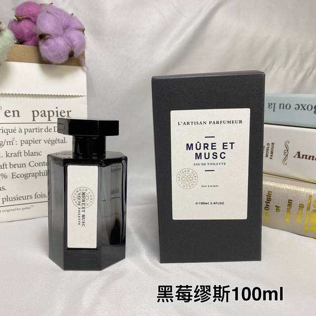 高品质/120 阿蒂仙之香黑莓缪斯淡香水100Ml 花香果香调(淡香) 前调：柠檬橙子橘子罗勒 中调：黑莓红浆果 后调：香麝香橡木苔 黑莓缪斯虽为果香但也无甜腻