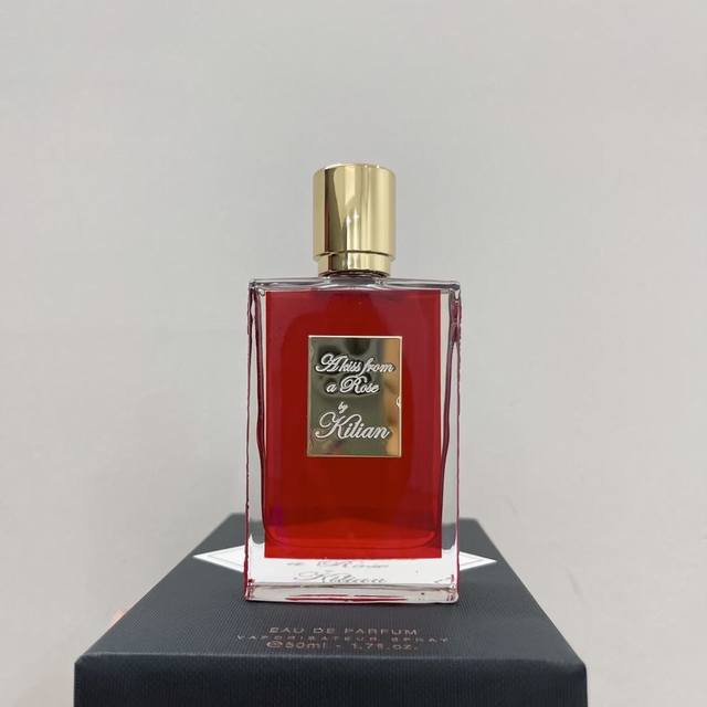 高品质/120 克利安轻吻玫瑰浓香水50Ml kilian的新香「轻吻玫瑰】，赶在五月登场，携来无穷无尽的水甜，直击灵魂。开场是新鲜多汁的黑加仑，闻起来有些俏皮
