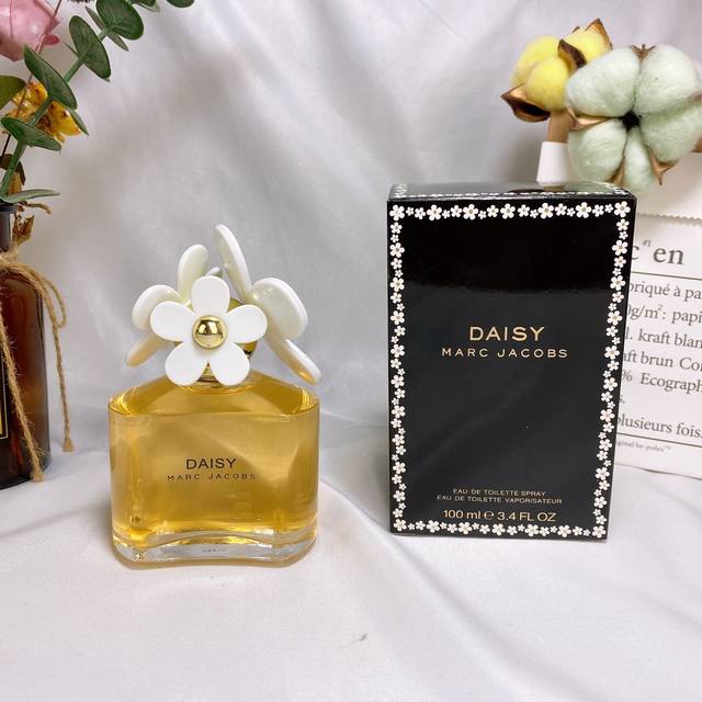 高品质/130 马克莫杰黄色小雏菊女士淡香水100Ml 持久清新花果香调 前调：紫罗兰叶葡萄柚草莓 中调：栀子花紫罗兰茉莉 后调：麝香木质香香草