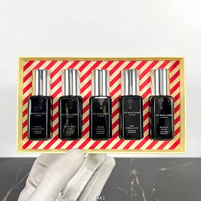 高品质/180 祖马龙香水小样五件套/馥郁款。 a63编码！祖马龙香水小样9Ml五件套黑瓶馥郁款！内含：9Ml×5。味道：虞美人，柏木与葡萄藤，没药与加东豆，丝