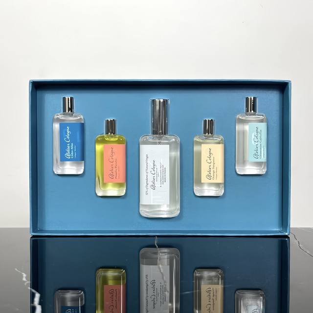 高品质/160 欧珑爱心4+1套装！ 内含：正装30Ml，小样10Ml×4。 欧珑爱心香水4+1套装清新自然的味道，很适合春夏。小样装，方便携带！