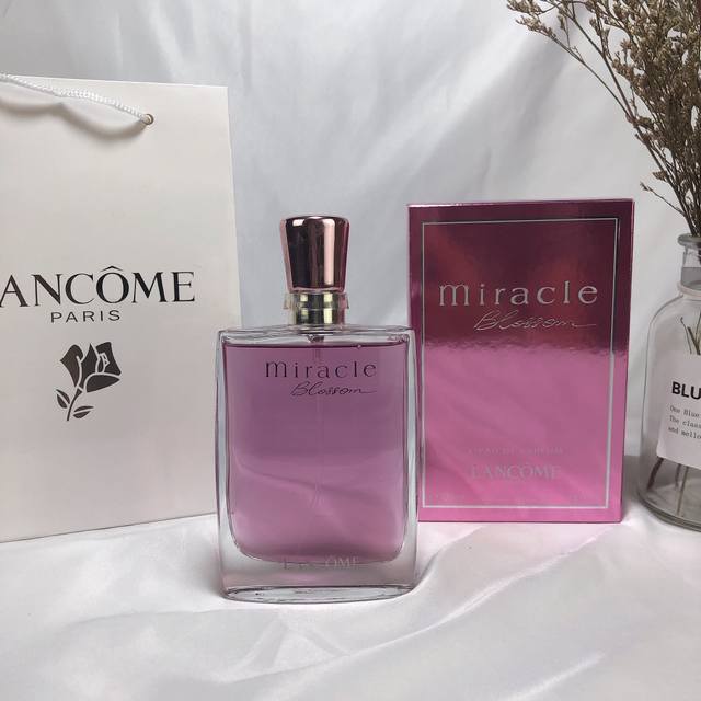 高品质/130 兰蔻奇迹绽放浓香水100Ml 香调：花香调 前调：苹果橘子荔枝 中调：玫瑰茉莉牡丹 后调：檀香木麝香 属性：女香 标签：清新果香玫瑰花香热带水果