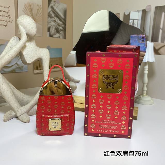 高品质/140 mcm红色双肩包限量版浓香水75Ml 香调:花香东方调 前调:树莓杏 中调:牡丹紫罗兰叶茉莉 后调：降龙涎香醚檀香木橡木苔香草